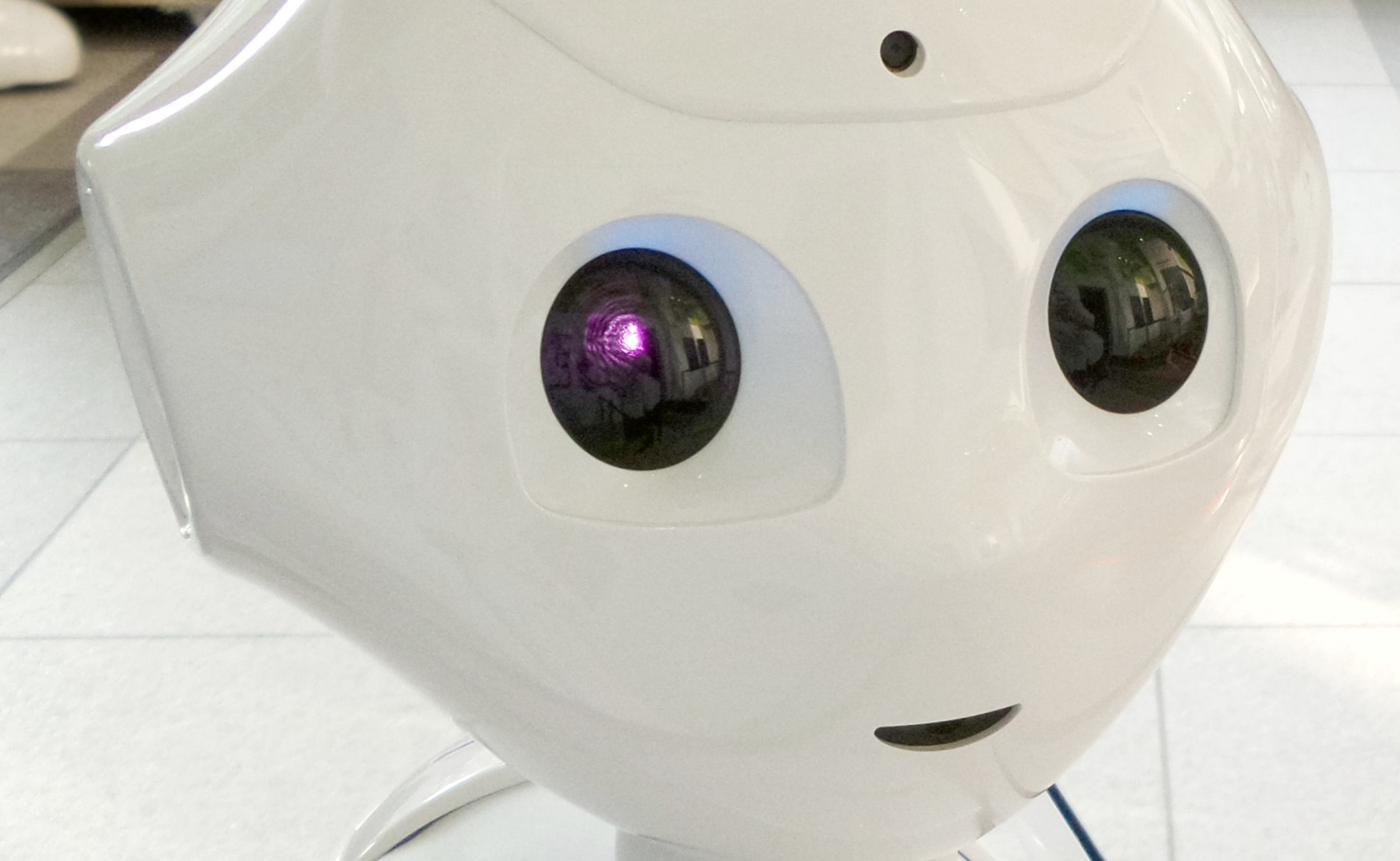 Imagem do rosto de um robô para dar a ideia de visão computacional.