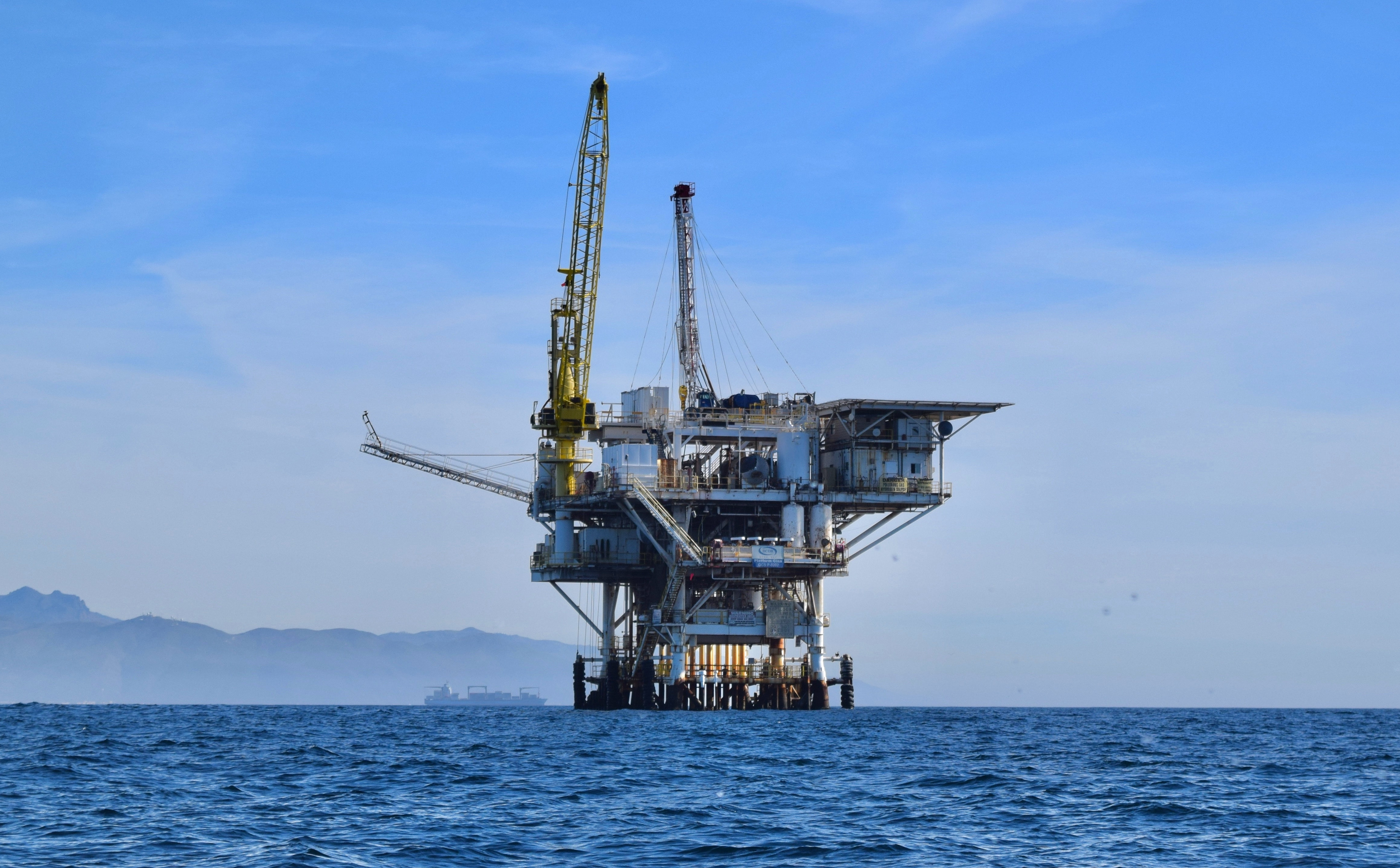 Imagem de uma plataforma de petróleo offshore.